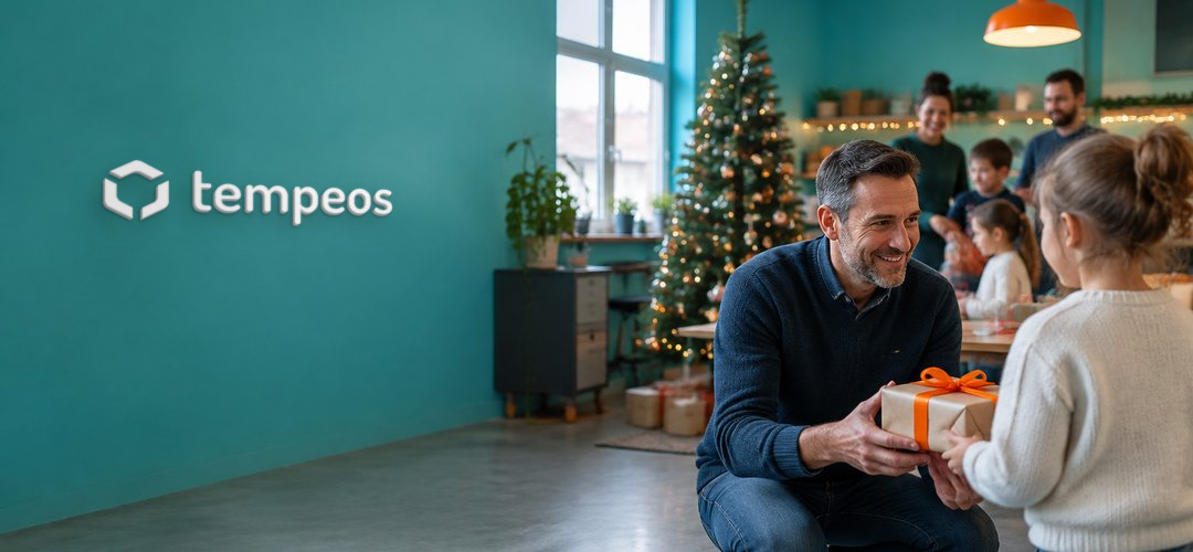 Arbre de Noël entreprise – cover 2026 Arbre de Noël en entreprise dans une PME : dirigeant remettant un cadeau à un enfant près du sapin